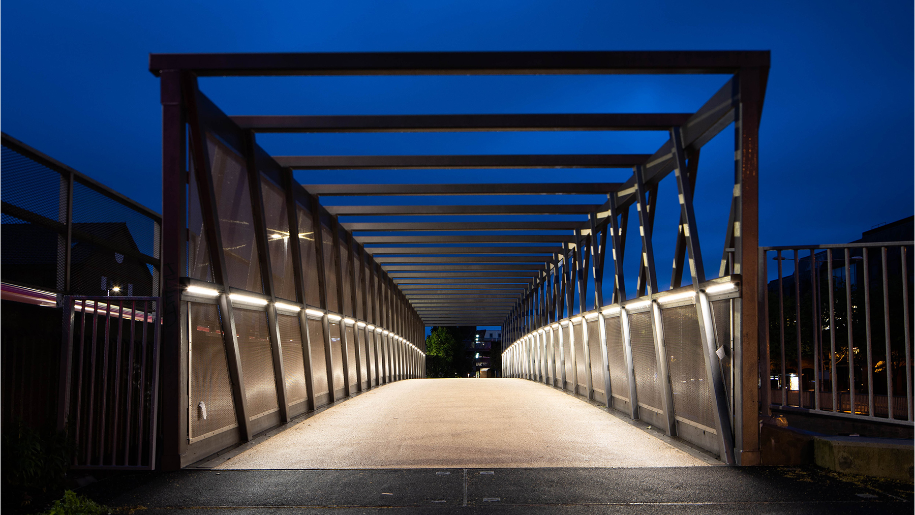 Sarah-Wigglesworth-Architects Kingston-Go-Cycle Bridge Tight Night 1800x1013